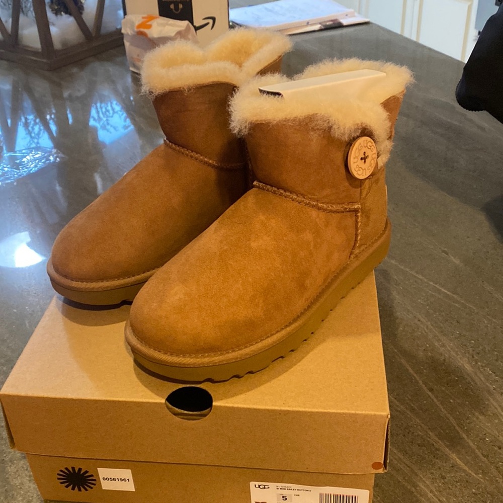 UGG Mini Bailey Button II